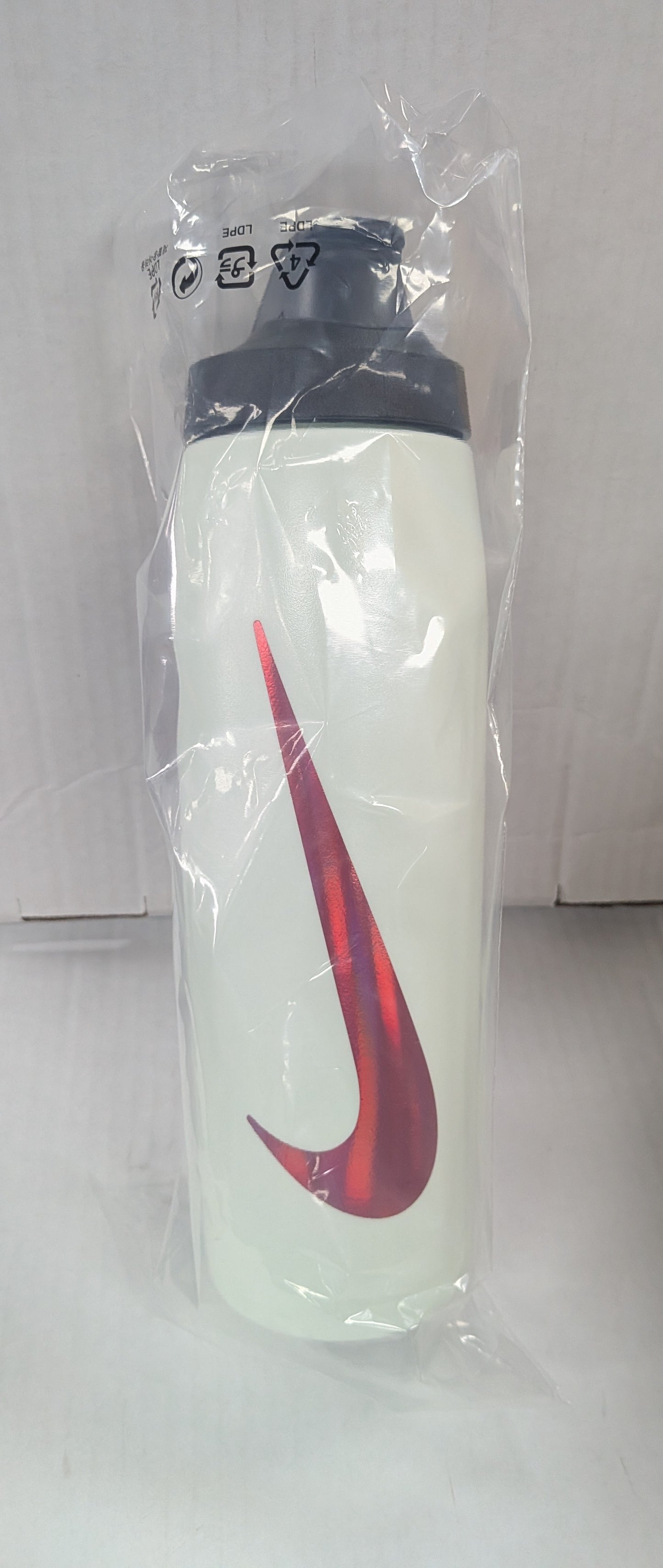 NIKE REFUEL BOTTLE LOCKING LID 32 OZ BARELY GREEN/BLACK/BRIGHT CRIMSON
